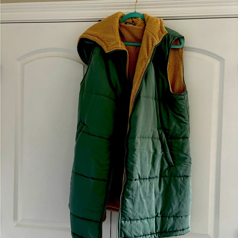 Longer length puffer vest.  Lined.  2x. Sea-form green